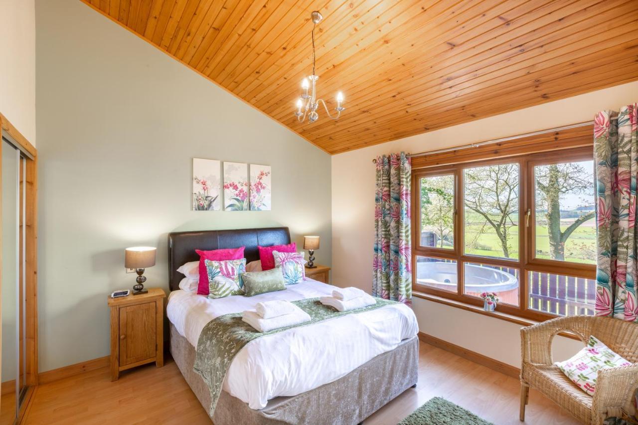 Douglas Fir Lodge With Hot Tub Near Cupar Fife Luthrie Exteriör bild